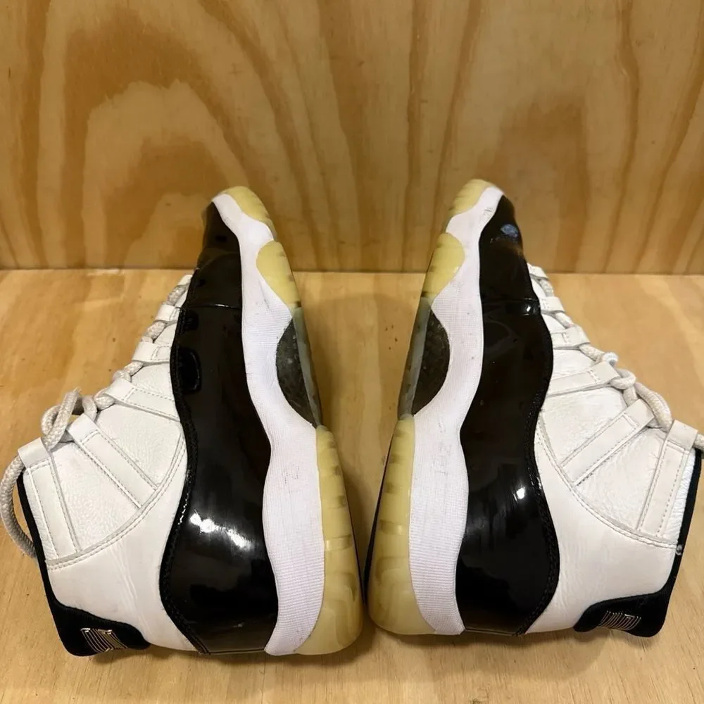 Nike Air Jordan 11 Retro Concord 2018 Size 9.5 378037-100 Black White Purple XI